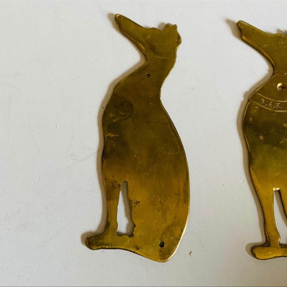 Pair of vintage brass dog/ Doberman wall/door plaques. - Picture 3 of 4